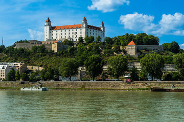 Obraz premium Blick vom anderen Donauufer auf die Burg Bratislava, Slowakei