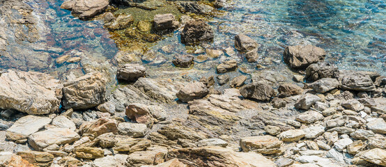 Vue du dessus de la mer cristalline et de la côte rocheuse près de Banyuls-sur-Mer et de la plage des Paulilles, Pyrénées françaises