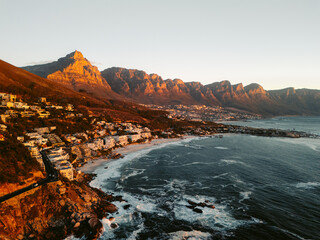 Obraz premium Aerial View of Camps Bay, Cape Town at Sunset with Mountain Backdrop