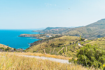 Plage et montagnes de Cerbère, mer bleu azur, Pyrénées-Orientales, vacances et panorama
