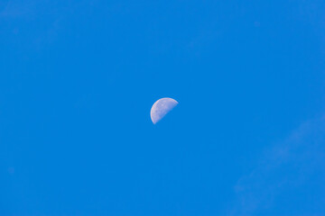 青空と半月