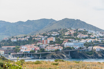 Plage et montagnes de Cerbère, mer bleu azur, Pyrénées-Orientales, vacances et panorama