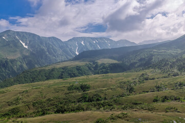 Obraz premium 弥陀ヶ原から望む奥大日岳（ドローンによる空撮）