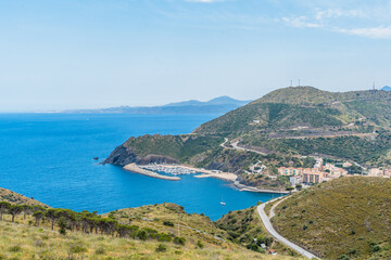 Fototapeta premium Plage et montagnes de Cerbère, mer bleu azur, Pyrénées-Orientales, vacances et panorama