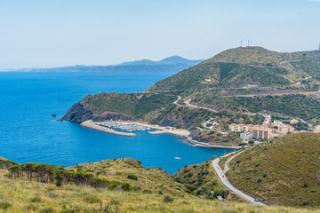 Fototapeta premium Plage et montagnes de Cerbère, mer bleu azur, Pyrénées-Orientales, vacances et panorama