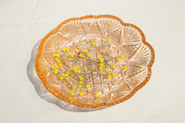 Alfinetes de costura em pote de vidro