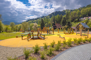 Park Rodzinny nad Szczawniczkiem w Muszynie wiosną. © rogozinski