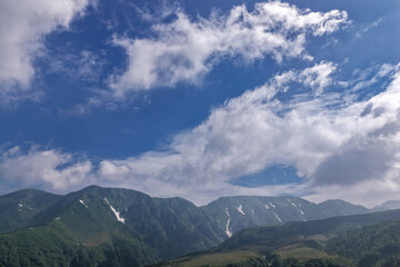 Obraz premium 弥陀ヶ原から望む大日岳、奥大日岳（ドローンによる空撮）