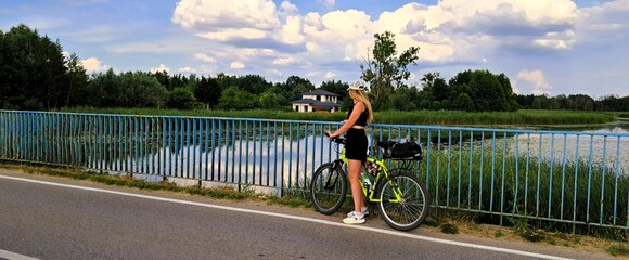 dziewczyna na rowerze zalew zegrzyński © mobile