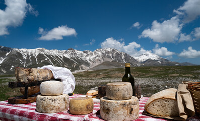 In Campo Imperatore, renowned for its pastures and dairy production, you can taste excellent cheeses and sandwiches