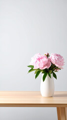 Fototapeta premium Vase mit Pfingstrosen auf Tisch
