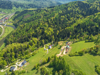 Lot nad Zapopradziem w Muszynie z widokiem na Borysów wiosną. © rogozinski