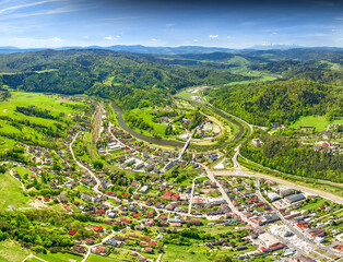 Lot nad centrum Muszyny wiosną. © rogozinski