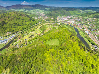 Lot nad Zapopradziem z widokiem na Muszynę wiosną. © rogozinski