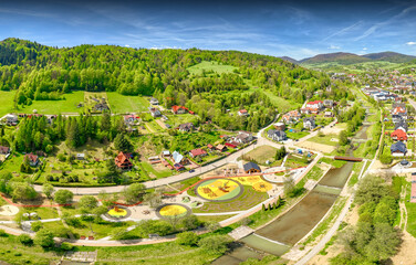 Lot nad Muszyną z widokiem na Park Rodzinny wiosną. © rogozinski