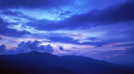 Obraz premium A majestic mountain silhouette against a twilight sky, radiating calm and natural beauty.