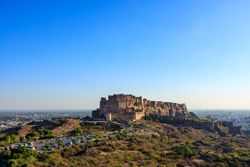 Obraz premium シンホリア・ヒルから望むメヘラーンガル城塞と街並み