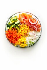 Poke-Bowl sur fond blanc, riz, thon, saumon, avocat, maïs, légumes frais et nourriture saine. sur fond blanc