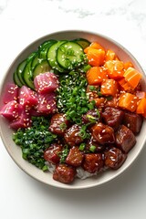 Poke-Bowl sur fond blanc, riz, thon, saumon, avocat, maïs, légumes frais et nourriture saine. sur fond blanc