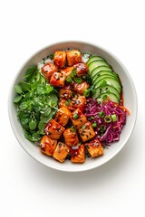 Poke-Bowl sur fond blanc, riz, thon, saumon, avocat, maïs, légumes frais et nourriture saine. sur fond blanc