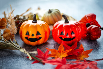 ハロウィンのかぼちゃと落ち葉