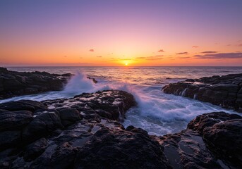 Obraz premium Ocean waves crashing against rugged rocks at sunset 