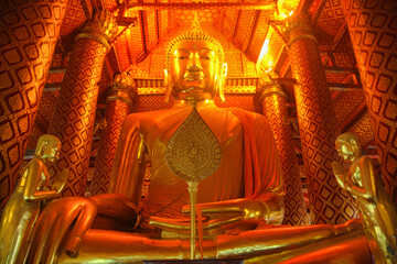 Obraz premium Wat Pho, the oldest and largest temple in Bangkok, Thailand, was built in the 16th century and is a popular tourist attraction in Bangkok.