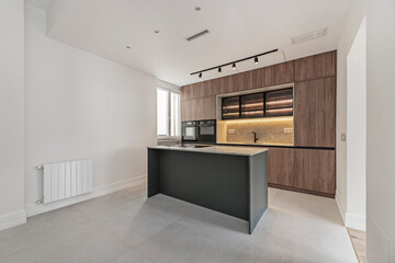 Contemporary culinary space with an open layout: seamless integration with the dining room and wood accents "Clear.