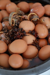Making tea eggs with spices