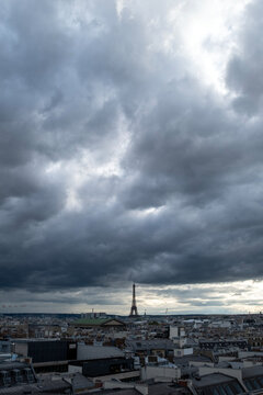 vue des toits de Paris un jour orageux en France