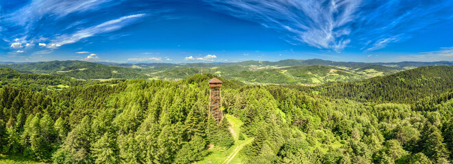 Panorama nad wieżą widokową na Malniku nad Muszyną wiosną. © rogozinski