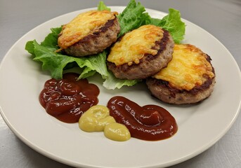 チーズがとろけるミニハンバーグ３個セット、ケチャップとマスタード添え