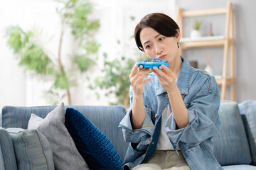 車に悩む女性