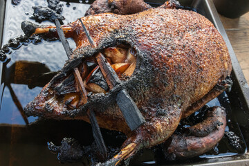 Mit Trockenobst gefüllte Ente im Ofen gebraten mit krosser, knusprig braun gebratener Haut