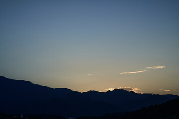 日常の空、電線が切り取る黄昏の情景