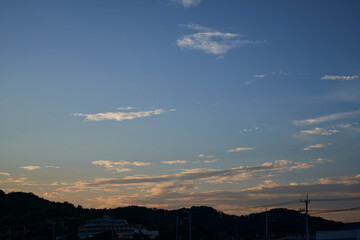 日常の空、電線が切り取る黄昏の情景