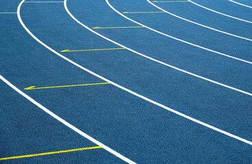 Linienführung auf blauer Tartanbahn im Stadion © Pixi