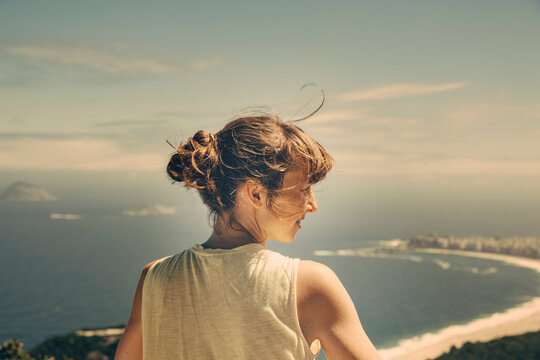 Brazil, Woman looking down onto Copacabana of Rio de Janeiro from Sugarloaf Mountain