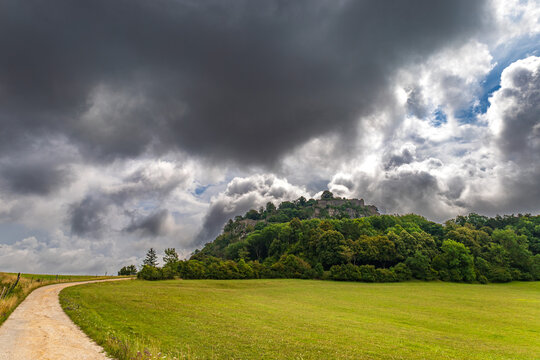 Hohentwiel mit Gewitterwolken
