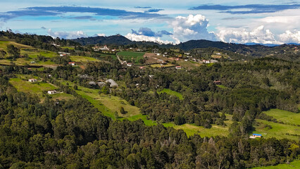 Foto a&eacute;rea tomada en el alto de las Palmas, cerca a Medell&iacute;n y Envigado