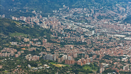 Fototapeta premium Foto aérea tomada en el alto de las Palmas, cerca a Medellín y Envigado, donde se observa el sur del Valle de Aburrá.