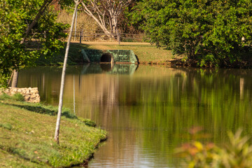 Detalhe do bueiro no lago do Parque Leolídio Di Ramos Caiado, na cidade de Goiania na região...