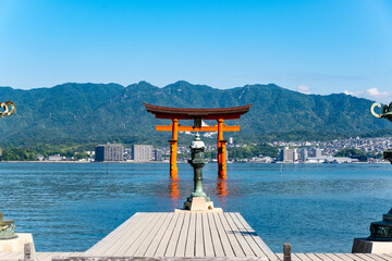 世界遺産・日本三景厳島神社大鳥居と灯籠　広島県廿日市市宮島