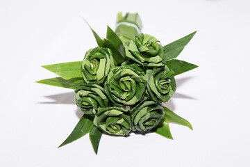 Fresh Pandanus leaf weave to rose bouquet