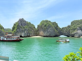 Fototapeta premium View of the ocean and beach in Ha Long Bay