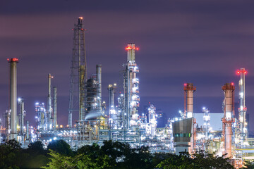 Obraz premium Night view of Oil refinery plant in the industrial area.