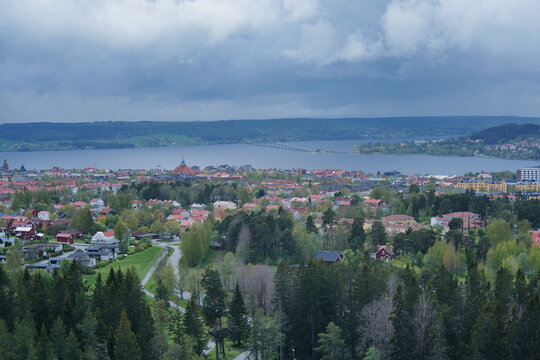 Utsiktsbild &ouml;ver &Ouml;stersund och Storsj&ouml;n fr&aring;n torn &ndash; mulen sommardag
Scenic View of &Ouml;stersund and Lake Storsj&ouml;n from Tower &ndash; Cloudy Summer Day