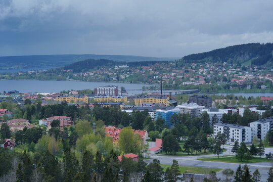 Utsiktsbild &ouml;ver &Ouml;stersund och Storsj&ouml;n fr&aring;n torn &ndash; mulen sommardag
Scenic View of &Ouml;stersund and Lake Storsj&ouml;n from Tower &ndash; Cloudy Summer Day