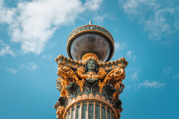 magnifique pilier doré de la place de la concorde à paris