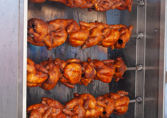 Grillhuhn wird auf dem Griller zubereitet